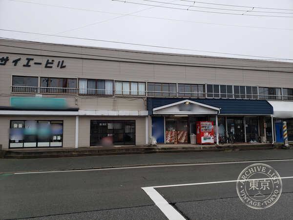 Card Shop Deck Bldg Daa — storefront