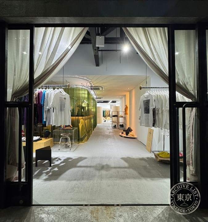 "＋" plus — storefront