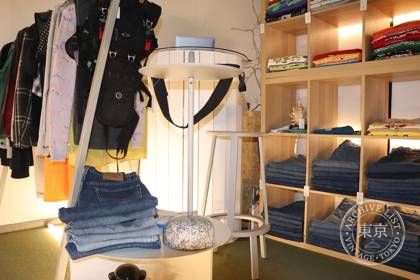 1999 used clothing store — photo