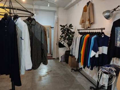 Straight vintage clothing store — photo