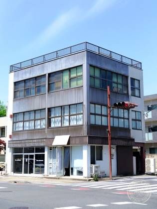 THE ENTRANCE — photo