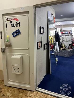 wit used clothing store — photo