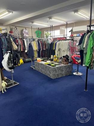 wit used clothing store — photo